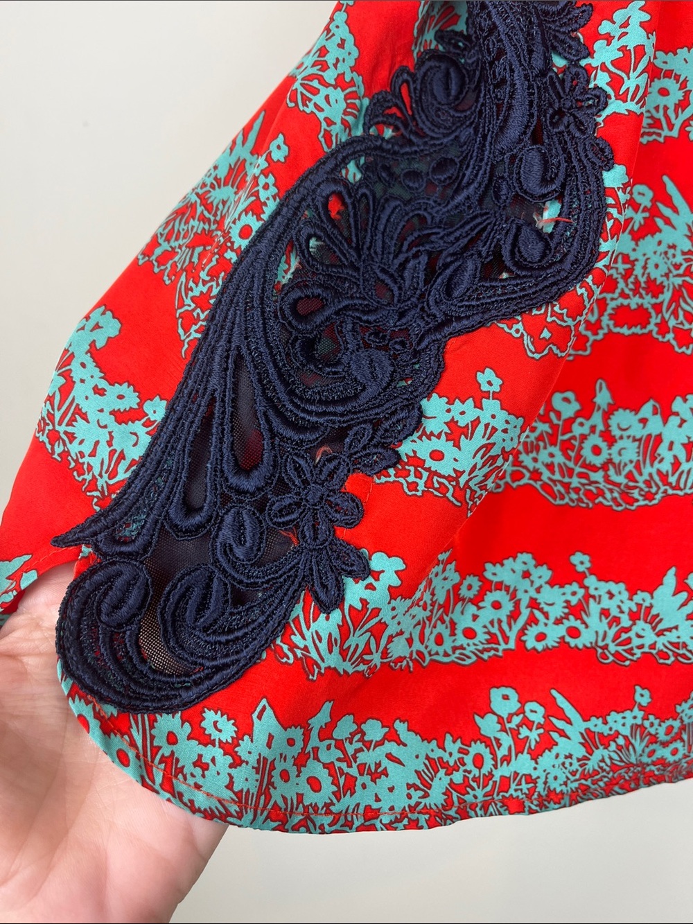 Veronica Beard 100% Silk Tank Red Teal Floral V-Neck Navy Lace-Trim Size Large - Picture 3 of 8